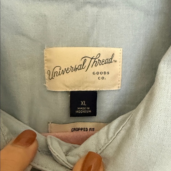 Universal thread boxy crop button up size XL - Picture 2 of 3
